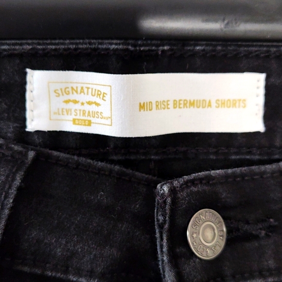Levi's Signature Gold Shorts 8 - Picture 3 of 3